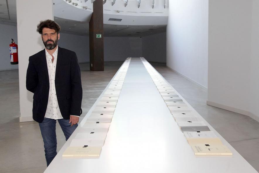Inauguración Exposición de Juan del Junco "Never-Ending Handbook. Guía de las Aves de mi Mundo" - Imagen del autor junto a su obra.