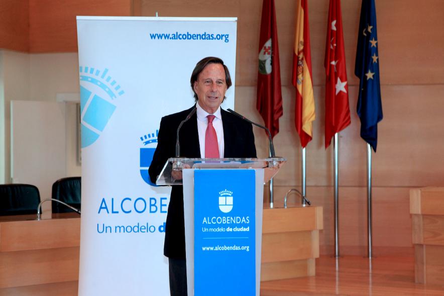 Acto de Jubilación de Profesores - El alcalde García de Vinuesa dando un discurso en el acto.