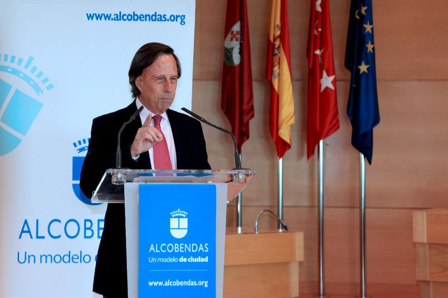Acto de Jubilación de Profesores - El alcalde García de Vinuesa dando un discurso en el acto.