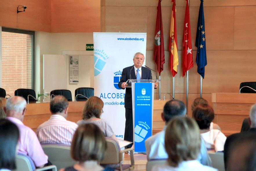 Acto de Jubilación de Profesores -Persona dando un discurso en el acto.