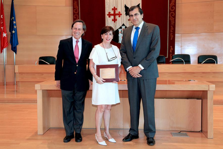 Acto de Jubilación de Profesores - Una de las homenajeadas con las autoridades.