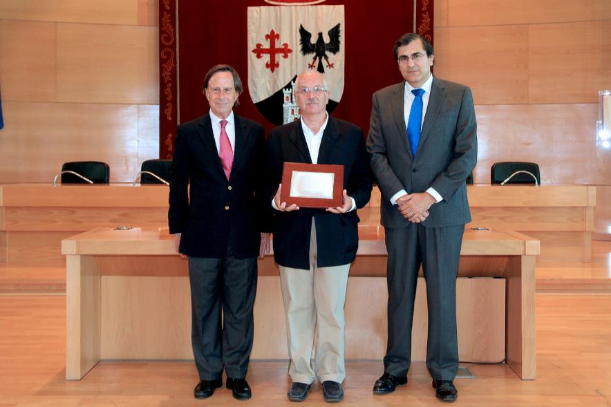 Acto de Jubilación de Profesores -  Uno de los homenajeados con las autoridades.