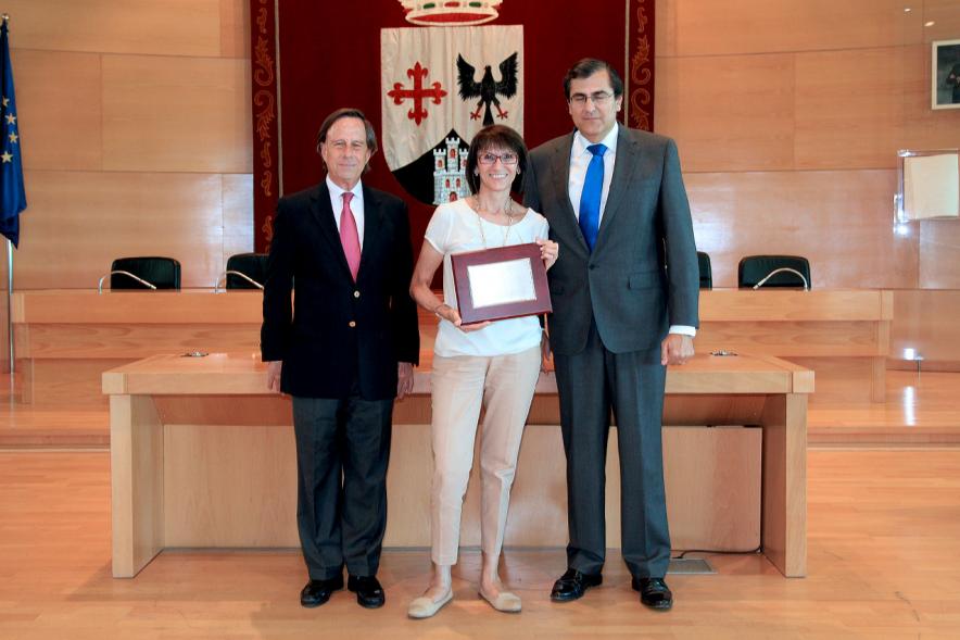 Acto de Jubilación de Profesores - Una de las homenajeadas con las autoridades.