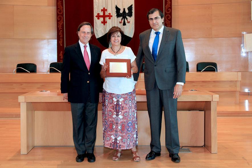 Acto de Jubilación de Profesores - Una de las homenajeadas con las autoridades.