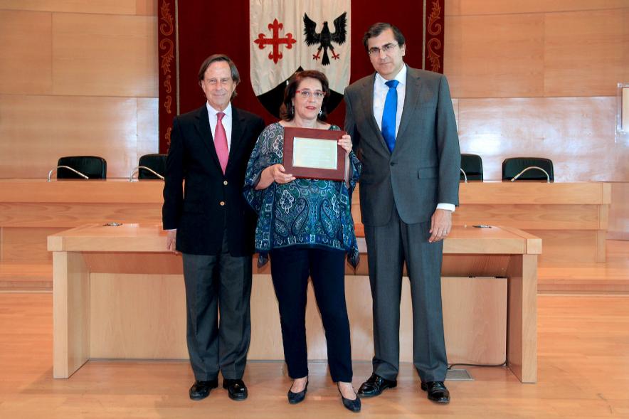 Acto de Jubilación de Profesores - Una de las homenajeadas con las autoridades.
