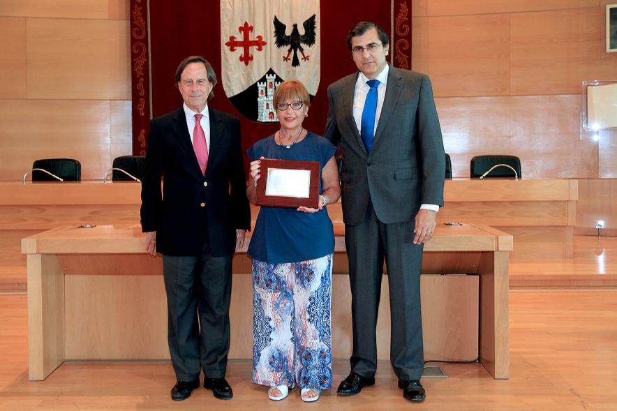 Acto de Jubilación de Profesores - Una de las homenajeadas con las autoridades.