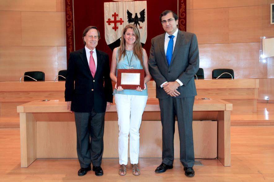 Acto de Jubilación de Profesores - Una de las homenajeadas con las autoridades.