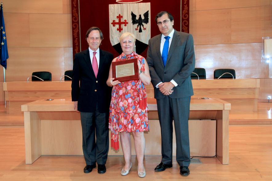 Acto de Jubilación de Profesores - Una de las homenajeadas con las autoridades.
