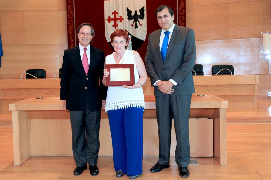 Acto de Jubilación de Profesores -Una de las homenajeadas con las autoridades.