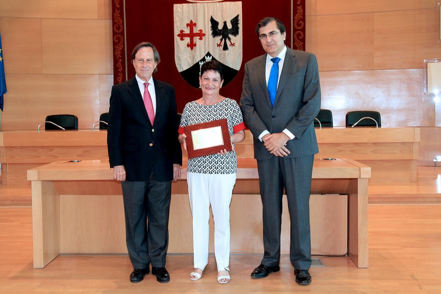 Acto de Jubilación de Profesores - Una de las homenajeadas con las autoridades.