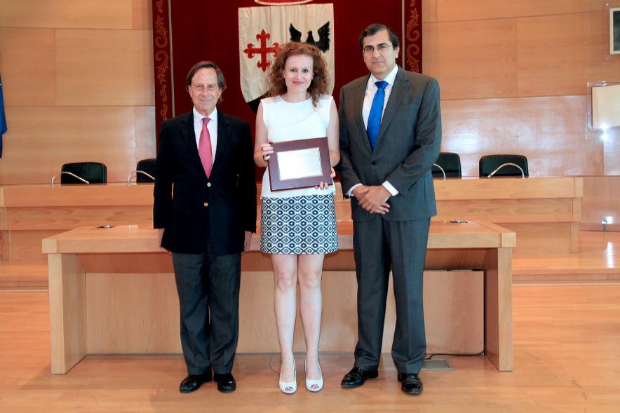 Acto de Jubilación de Profesores -Una de las homenajeadas con las autoridades.