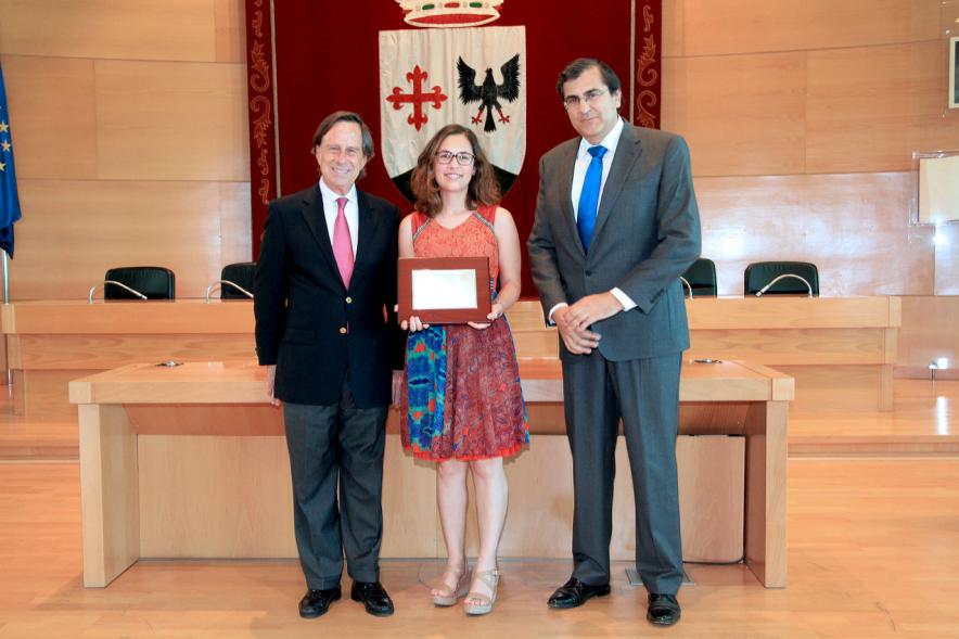 Acto de Jubilación de Profesores - Una de las homenajeadas con las autoridades.