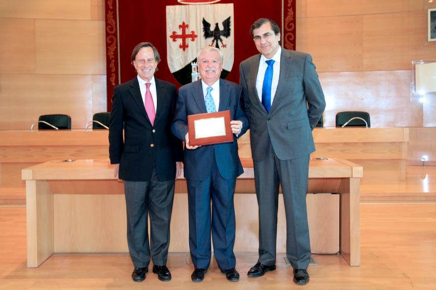 Acto de Jubilación de Profesores - Uno de los homenajeados con las autoridades.