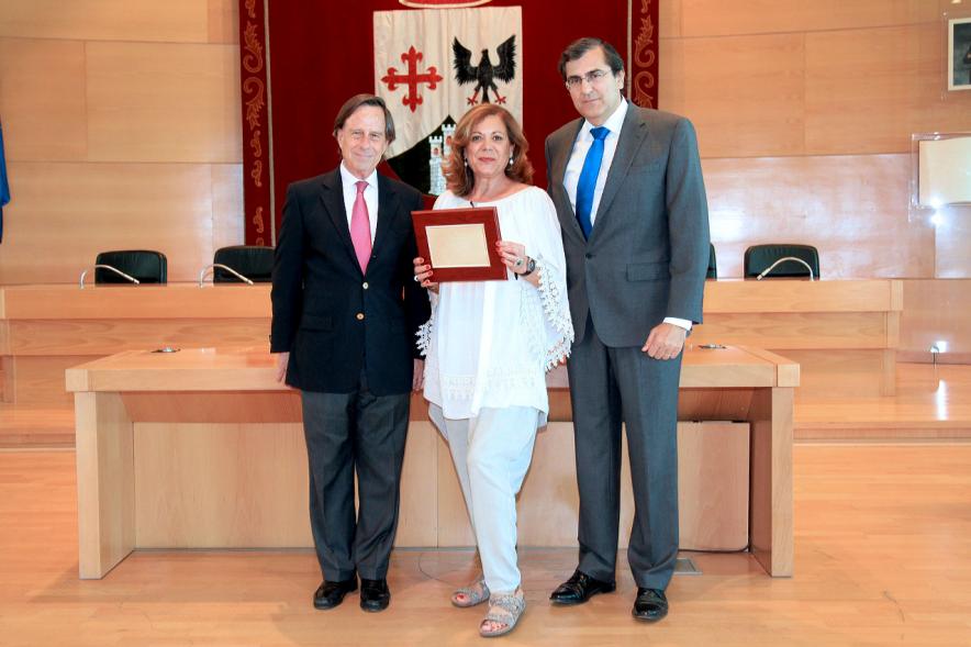 Acto de Jubilación de Profesores - Una de las homenajeadas con las autoridades.