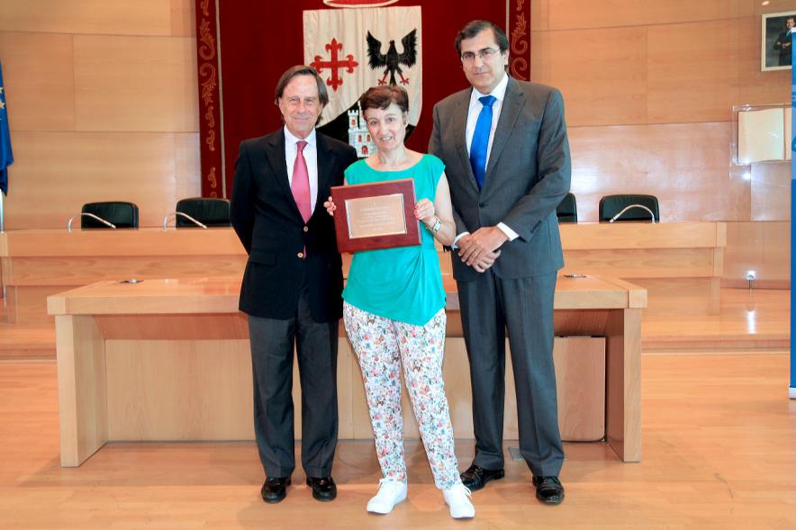 Acto de Jubilación de Profesores - Una de las homenajeadas con las autoridades.