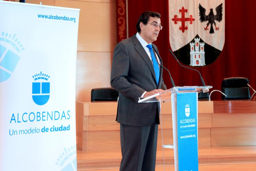Acto de Jubilación de Profesores - Persona dando un discurso en el acto.