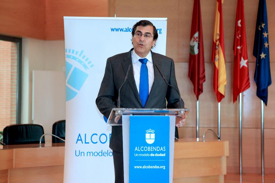 Acto de Jubilación de Profesores - Persona dando un discurso en el acto.