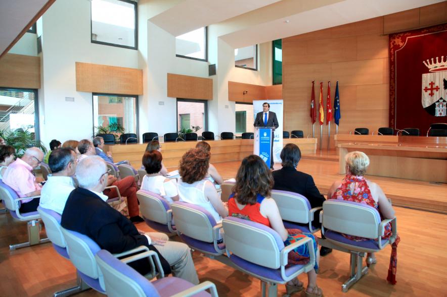 Acto de Jubilación de Profesores -Persona dando un discurso en el acto.