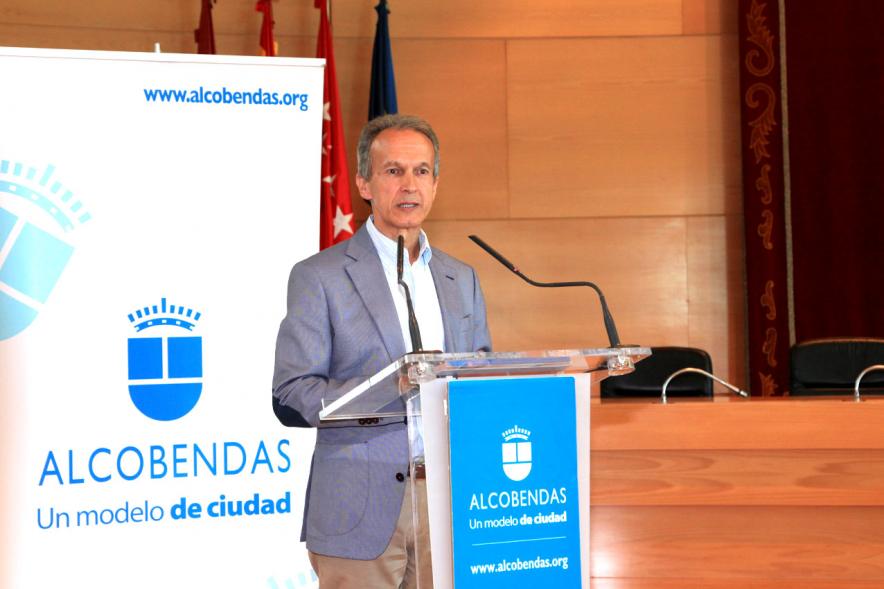 Acto de Jubilación de Profesores -Persona dando un discurso en el acto.