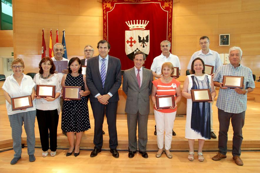 Galardonados y Autoridades del consistorio. 