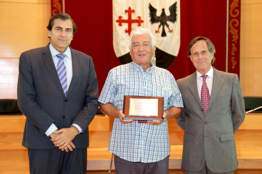 Galardonado y Autoridades del Consistorio. 