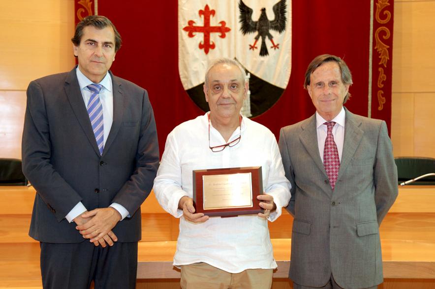 Galardonado y Autoridades del Consistorio. 