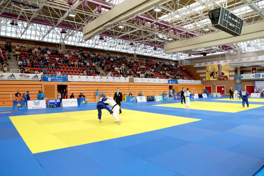 Open Europeo de Judo - Vista general de dos participantes luchando en un combate de judo.