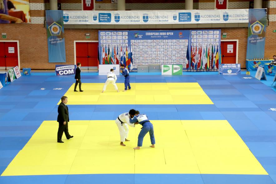 Open Europeo de Judo - Vista general de dos participantes luchando en un combate de judo.
