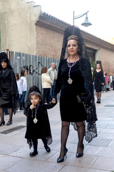 Semana Santa 2017 - Procesión de Jueves Santo - Dos manolas. 