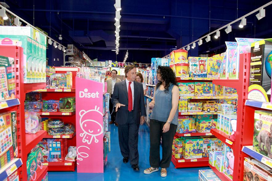 Visita a Juguettos - El alcalde con la responsable de tienda.