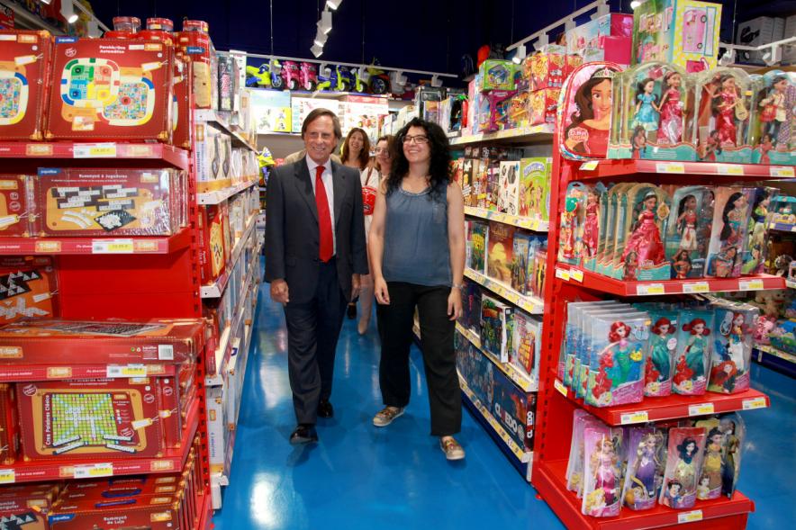 Visita a Juguettos - El alcalde con la responsable de tienda.