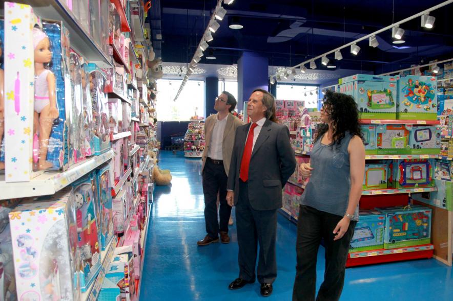 Visita a Juguettos -  El alcalde visita los estantes.