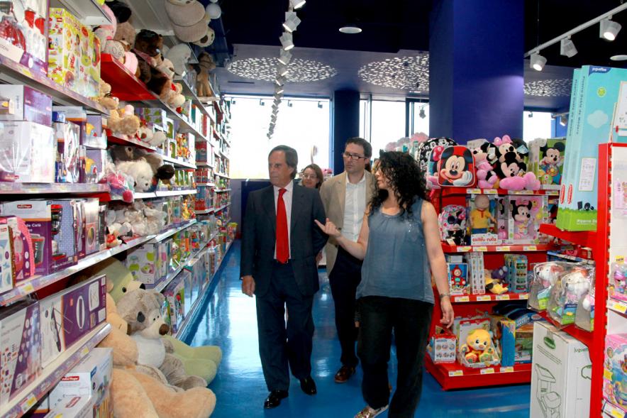 Visita a Juguettos -El alcalde contempla los estantes de juguetes.