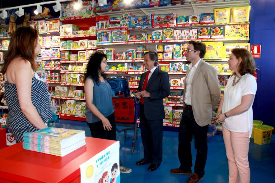 Visita a Juguettos - El alcalde con las responsables de Juguettos.