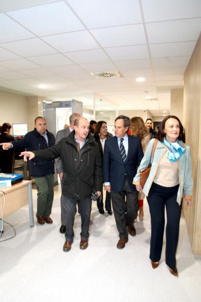 Visita Nuevos Juzgados Calle Blas Otero - Imagen de un momento de la visita a los Nuevos Juzgados de la calle Blas Otero del alcalde García de Vinuesa y la consejera de Justicia, Yolanda Ibarrola entre otras autoridades.