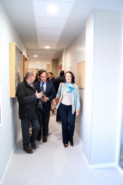 Visita Nuevos Juzgados Calle Blas Otero - Imagen de un momento de la visita a los Nuevos Juzgados de la calle Blas Otero del alcalde García de Vinuesa y la consejera de Justicia, Yolanda Ibarrola entre otras autoridades.
