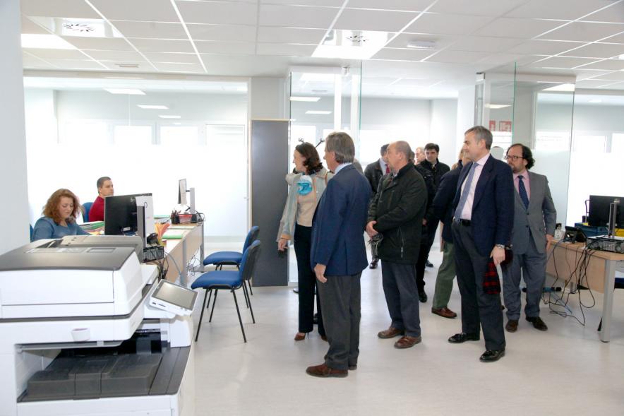 Visita Nuevos Juzgados Calle Blas Otero - Imagen de un momento de la visita a los Nuevos Juzgados de la calle Blas Otero del alcalde García de Vinuesa y la consejera de Justicia, Yolanda Ibarrola entre otras autoridades.