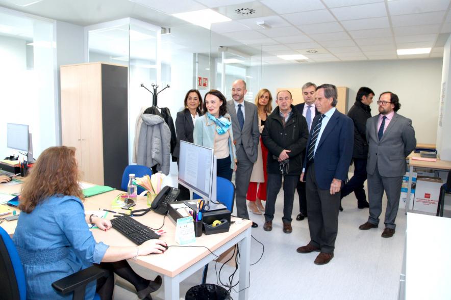 Visita Nuevos Juzgados Calle Blas Otero - Imagen de un momento de la visita a los Nuevos Juzgados de la calle Blas Otero del alcalde García de Vinuesa y la consejera de Justicia, Yolanda Ibarrola entre otras autoridades.