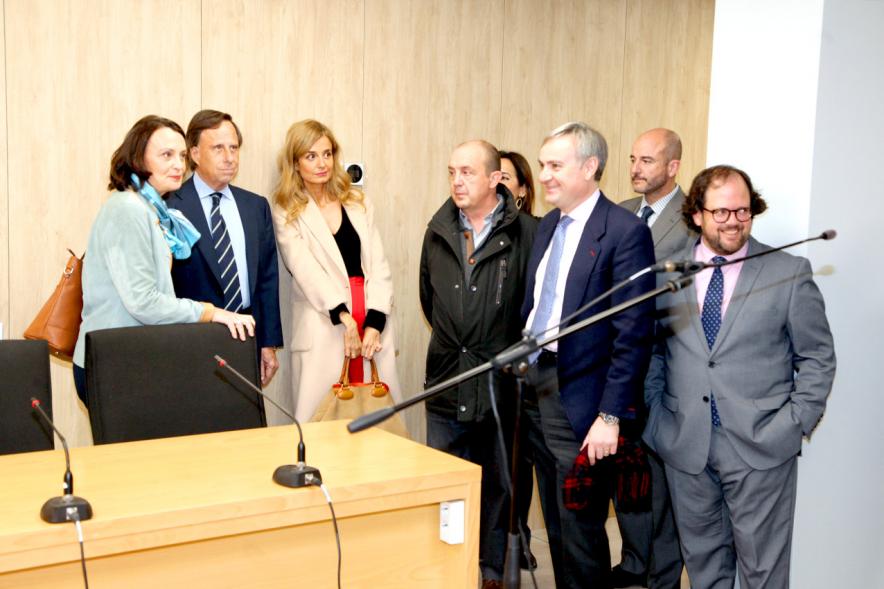 Visita Nuevos Juzgados Calle Blas Otero - Imagen de un momento de la visita a los Nuevos Juzgados de la calle Blas Otero del alcalde García de Vinuesa y la consejera de Justicia, Yolanda Ibarrola entre otras autoridades.