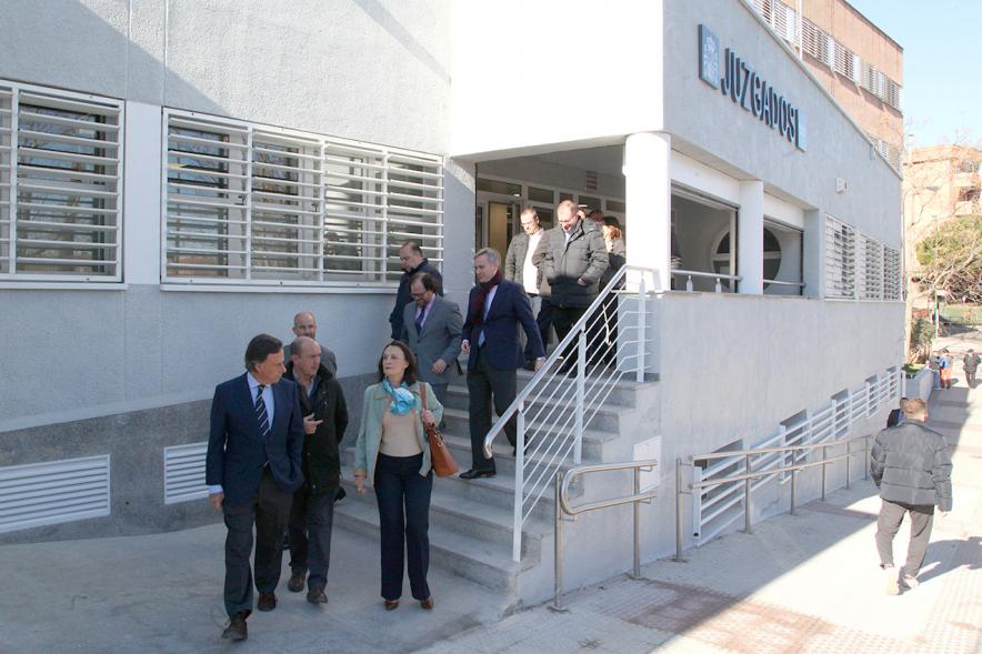Visita Nuevos Juzgados Calle Blas Otero - Imagen de un momento de la visita a los Nuevos Juzgados de la calle Blas Otero del alcalde García de Vinuesa y la consejera de Justicia, Yolanda Ibarrola entre otras autoridades.
