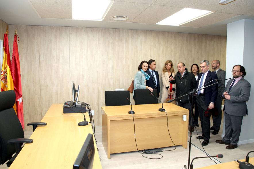 Visita Nuevos Juzgados Calle Blas Otero - Imagen de un momento de la visita a los Nuevos Juzgados de la calle Blas Otero del alcalde García de Vinuesa y la consejera de Justicia, Yolanda Ibarrola entre otras autoridades.