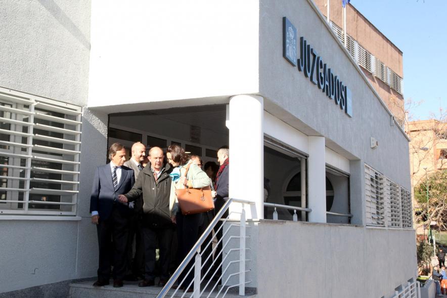 Visita Nuevos Juzgados Calle Blas Otero - Imagen de un momento de la visita a los Nuevos Juzgados de la calle Blas Otero del alcalde García de Vinuesa y la consejera de Justicia, Yolanda Ibarrola entre otras autoridades.