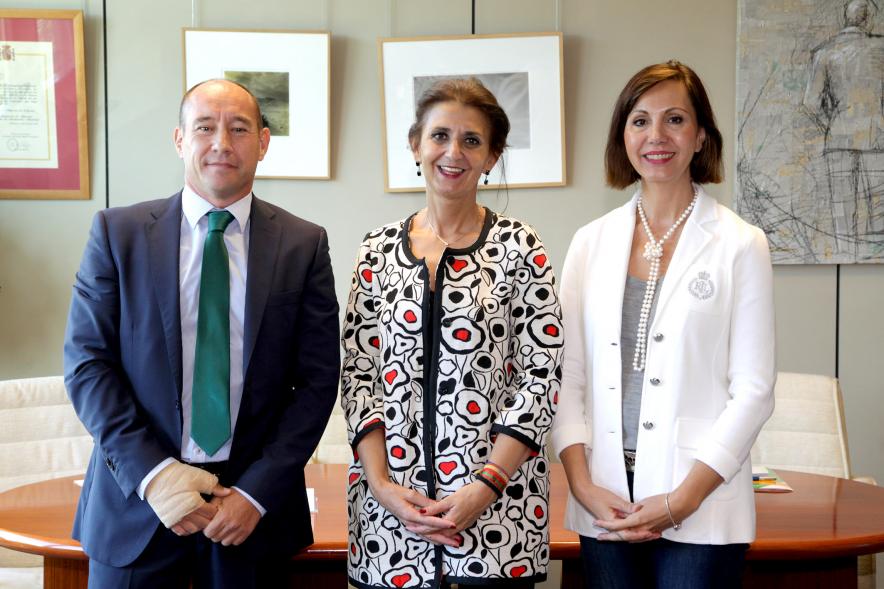 Firmantes posan tras la firma