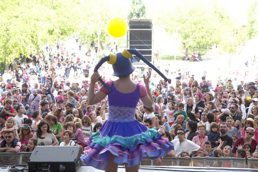 Artista disfrazada en el escenario