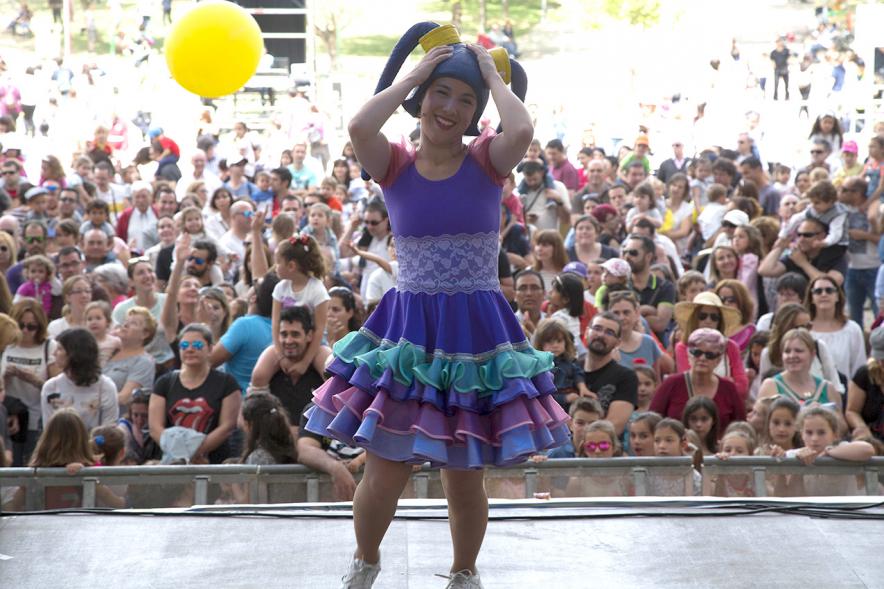 Actriz con disfraz en el escenario