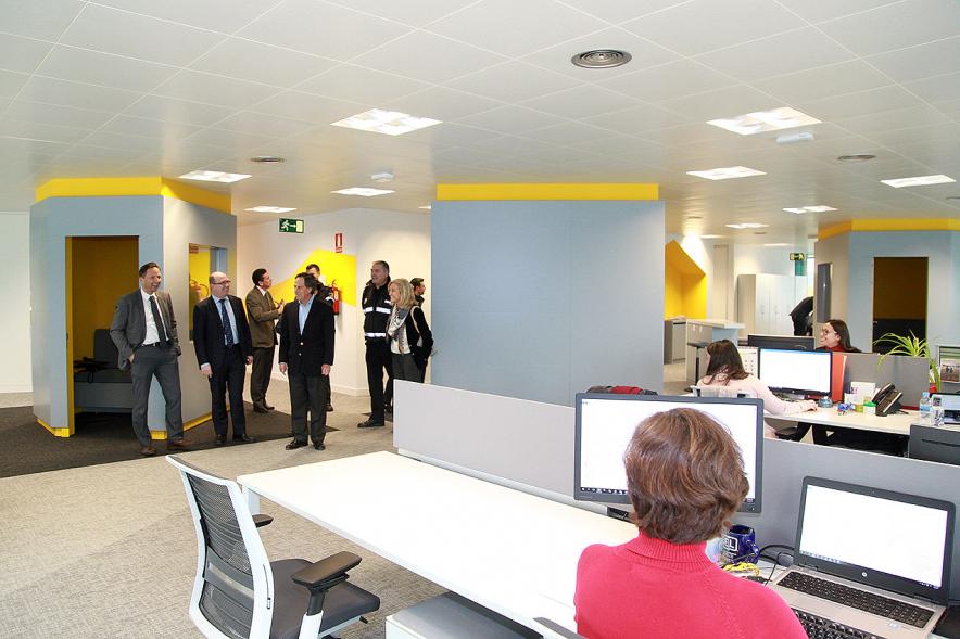 Visita a la Nueva Sede de Kapsch -  El  alcalde en la sede.