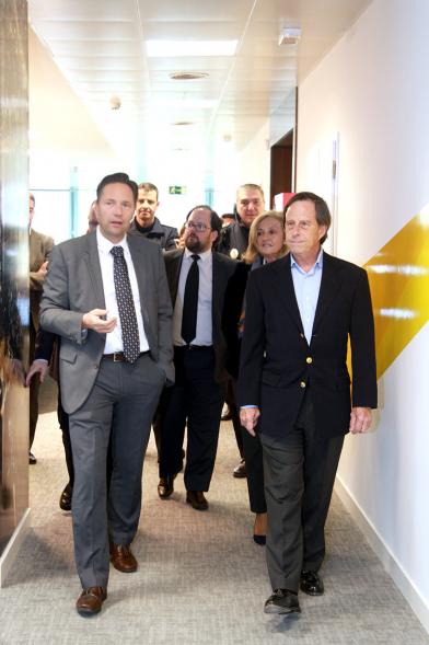 Visita a la Nueva Sede de Kapsch -  El  alcalde con un directivo.