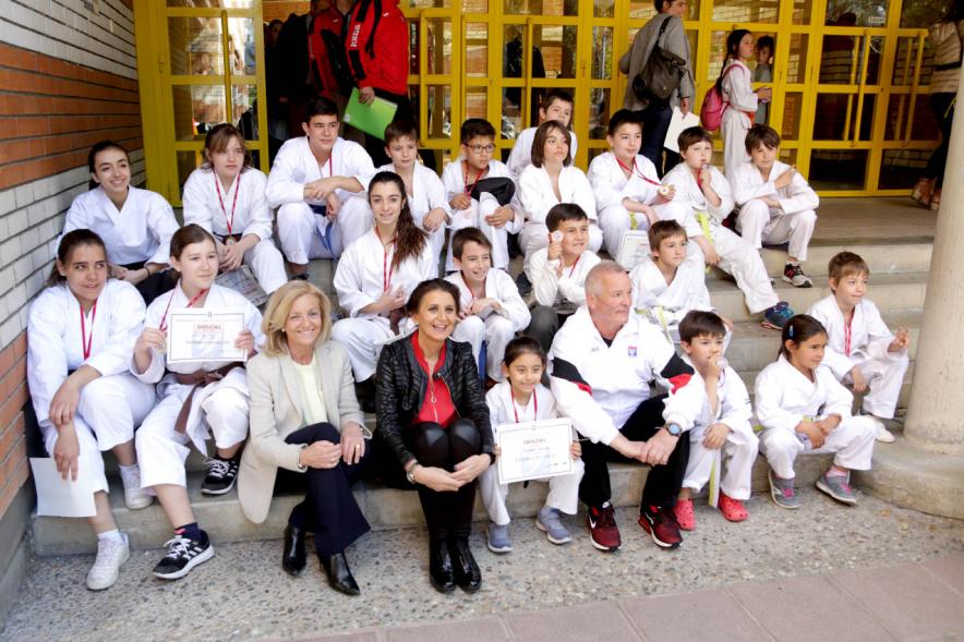 Jóvenes galardonados posan con delegación municipal