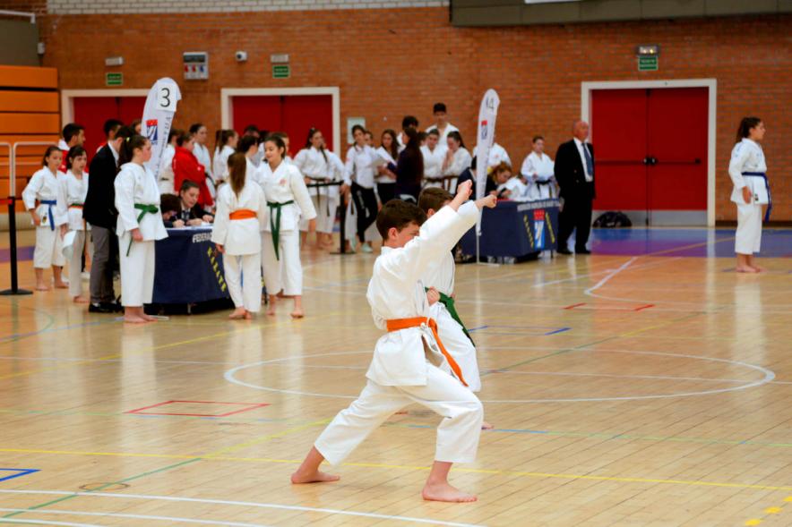 Jóvenes durante una kata