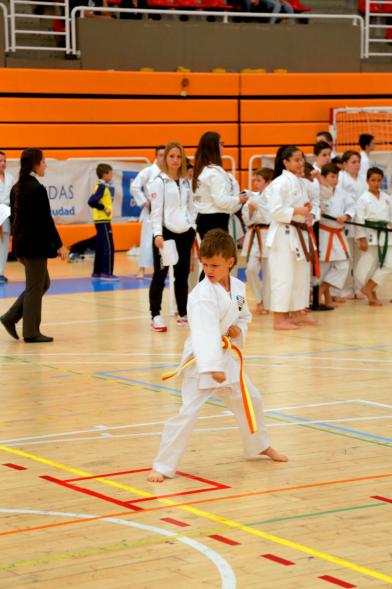 Niño con cinturón Naranja-Amarillo durante una Kata